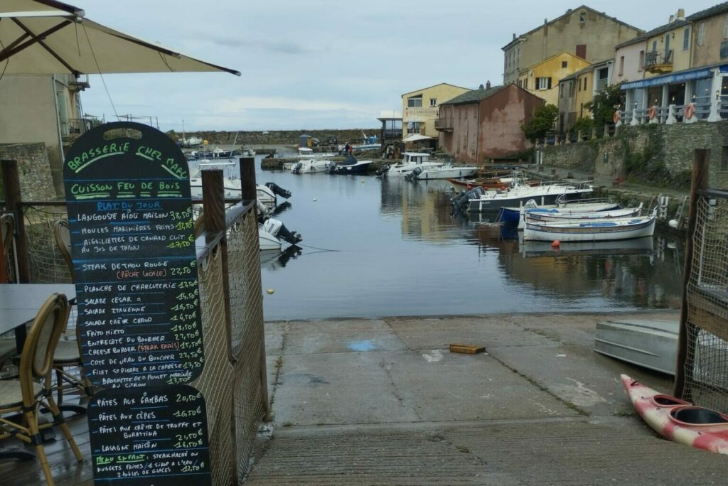 Une de nos destination de voyage à moto en Corse :Centuri célèbre pour ses homards