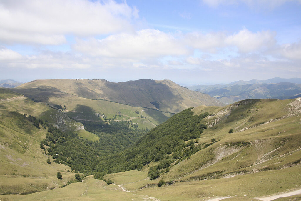 Collines basques dans les pyrénées