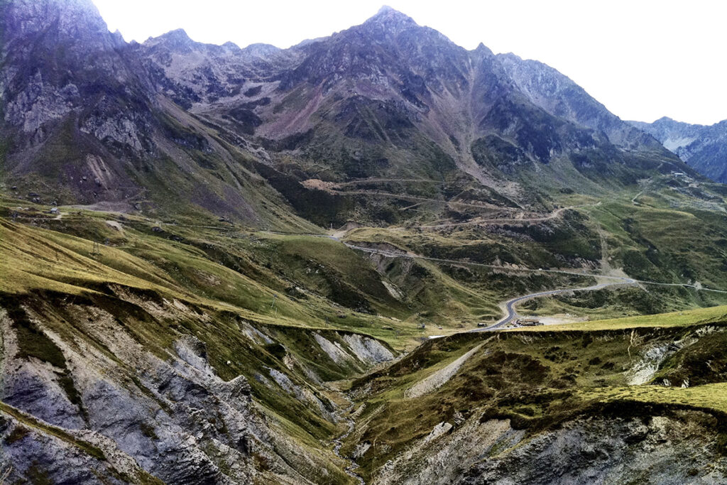 Les cols sont autant de destinations de voyages à moto dans les Pyrénées