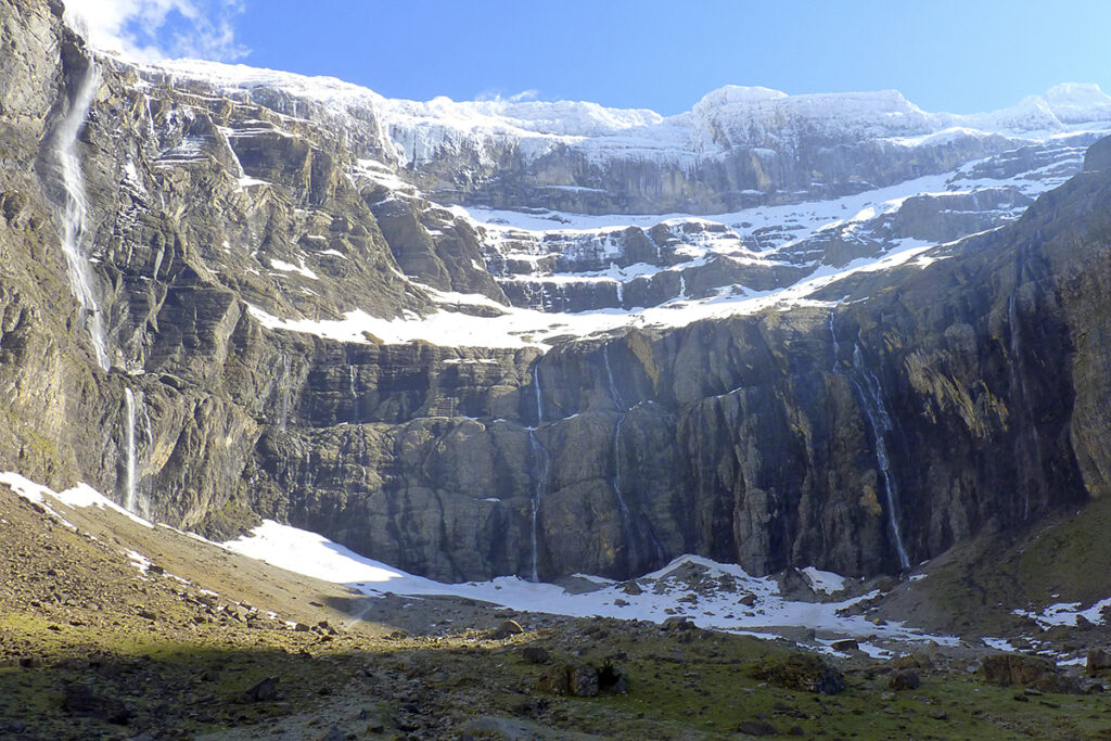 Destination incontournable d'un voyage à moto dans les Pyrénées : le Cirque de Gavarnie