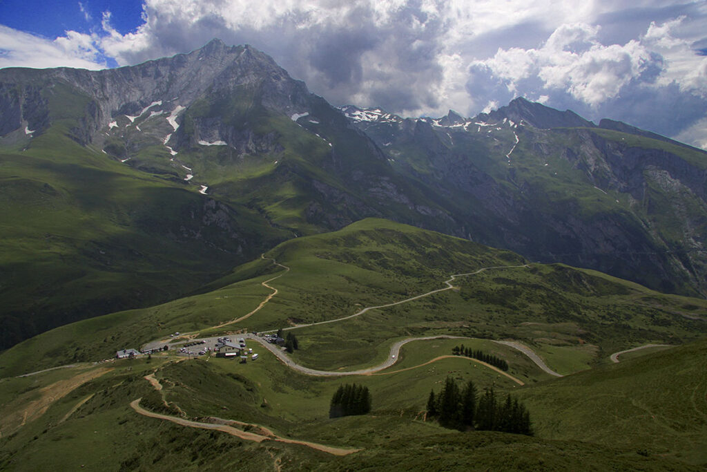 Routes sinueuses à moto dans les Pyrénées