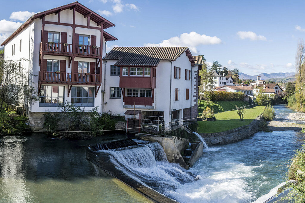 Autre destination de notre voyage à moto dans les pyrénées : Saint-Jean-Pied-de-Port