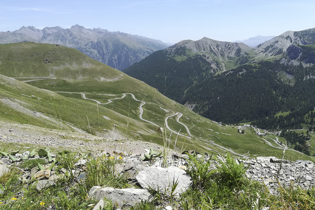 Panorama. Les Alpes vues depuis une moto