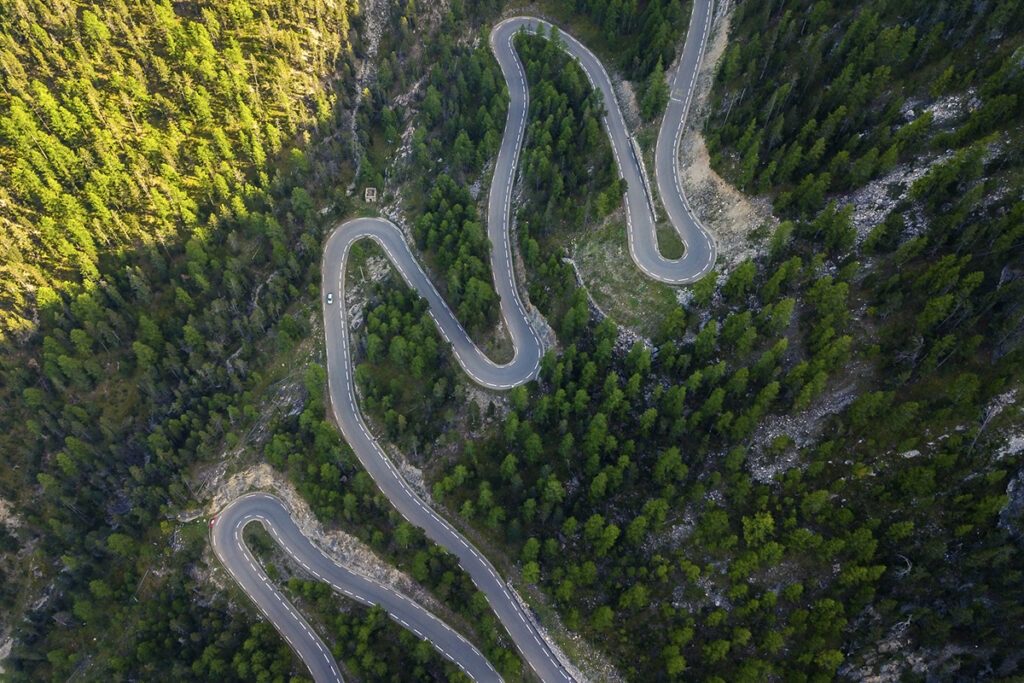 Virages à gogo dans les Alpes