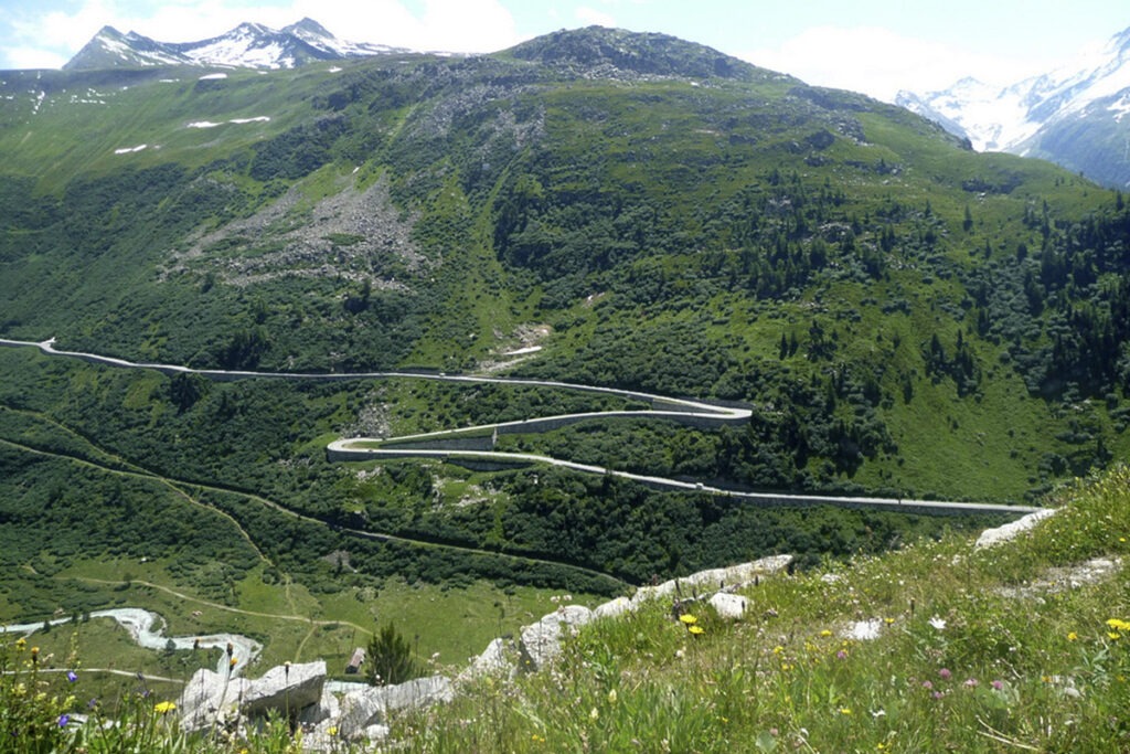 Les Alpes, probablement une des plus belles destinations pour un voyage à moto