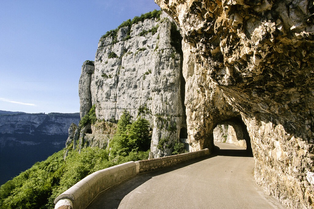 Voyage sur les magnifiques routes sinueuses du Vercors