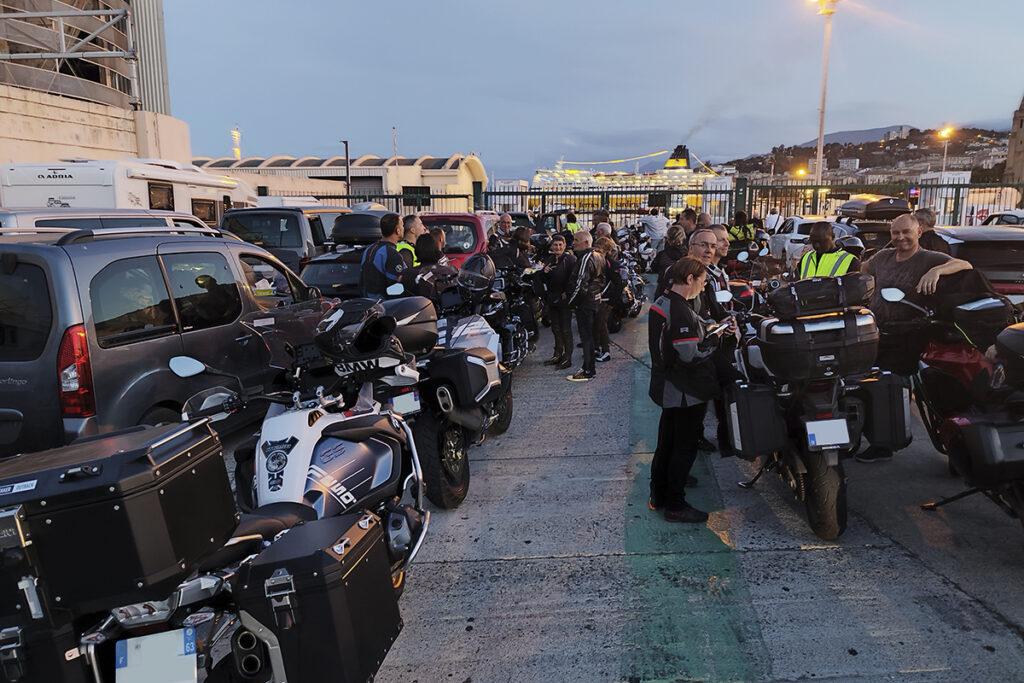 Embarquement des motos sur le ferry